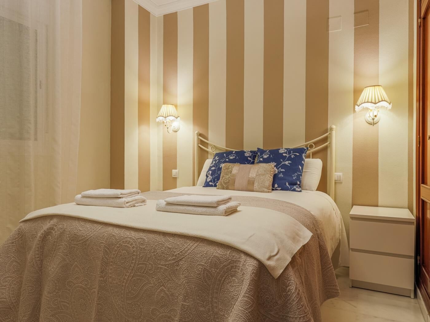 2 slaapkamers, een strijkplank/strijkijzer, internet, beddengoed