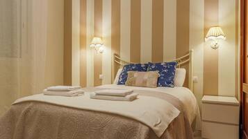 2 slaapkamers, een strijkplank/strijkijzer, internet, beddengoed