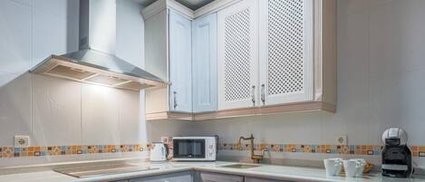 Jääkaappi, mikroaaltouuni, uuni, kahvin-/teenkeitin