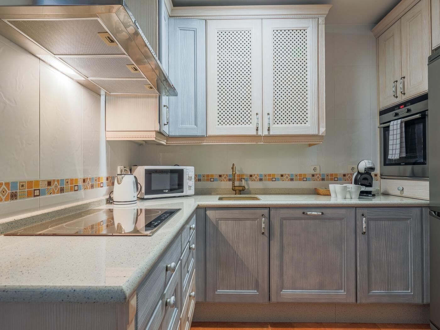 Een koelkast, een magnetron, een oven, een koffiezetapparaat/waterkoker