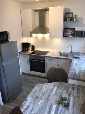 Fridge, microwave, oven - 090-280 large vacation apartment in Voslapp - 090 - 280 large apartment in Voslapp central (Wilhelmshaven)