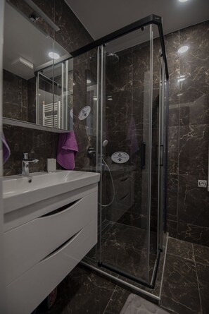 Dusche, Haartrockner, Handtücher, Seife