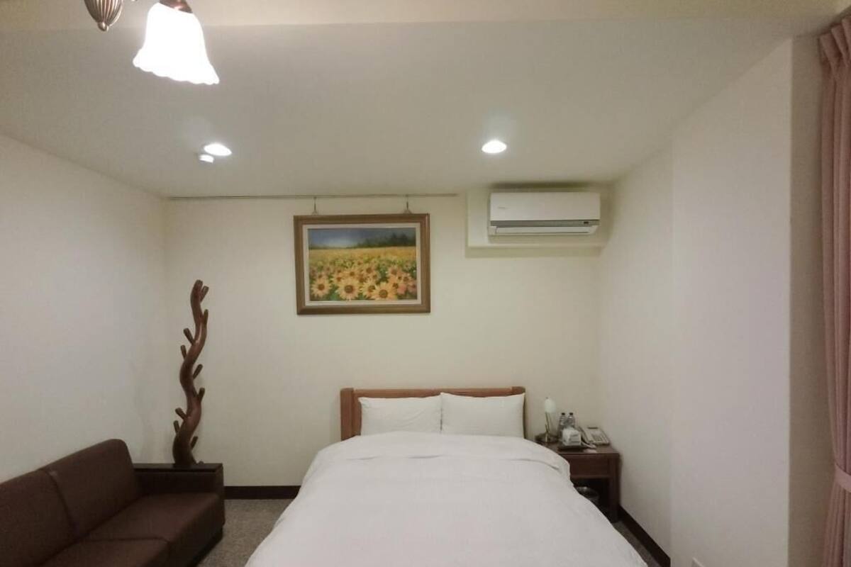 Blackout curtains, free WiFi, bed sheets