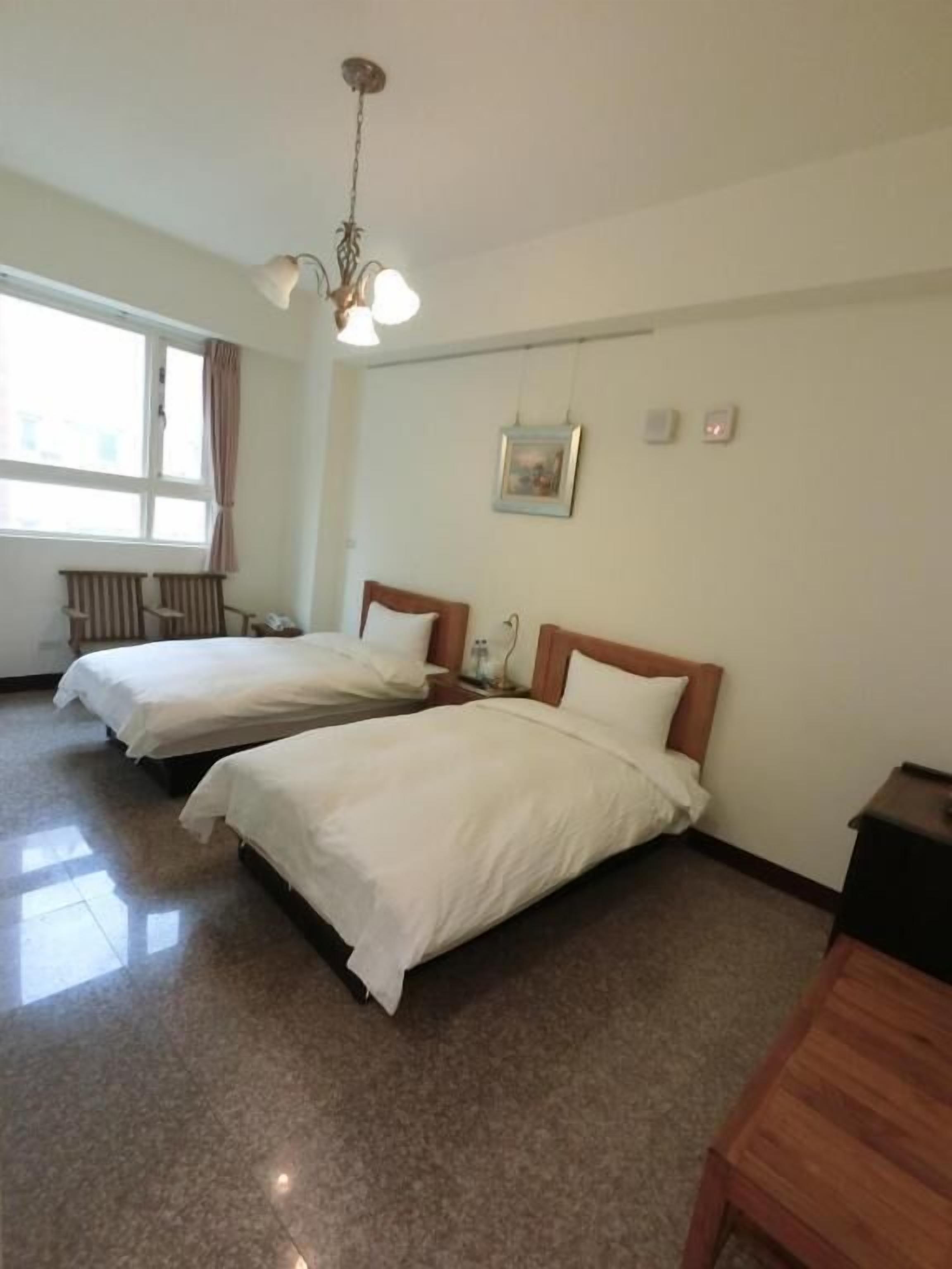 twin room | blackout curtains, free wifi, bed sheets