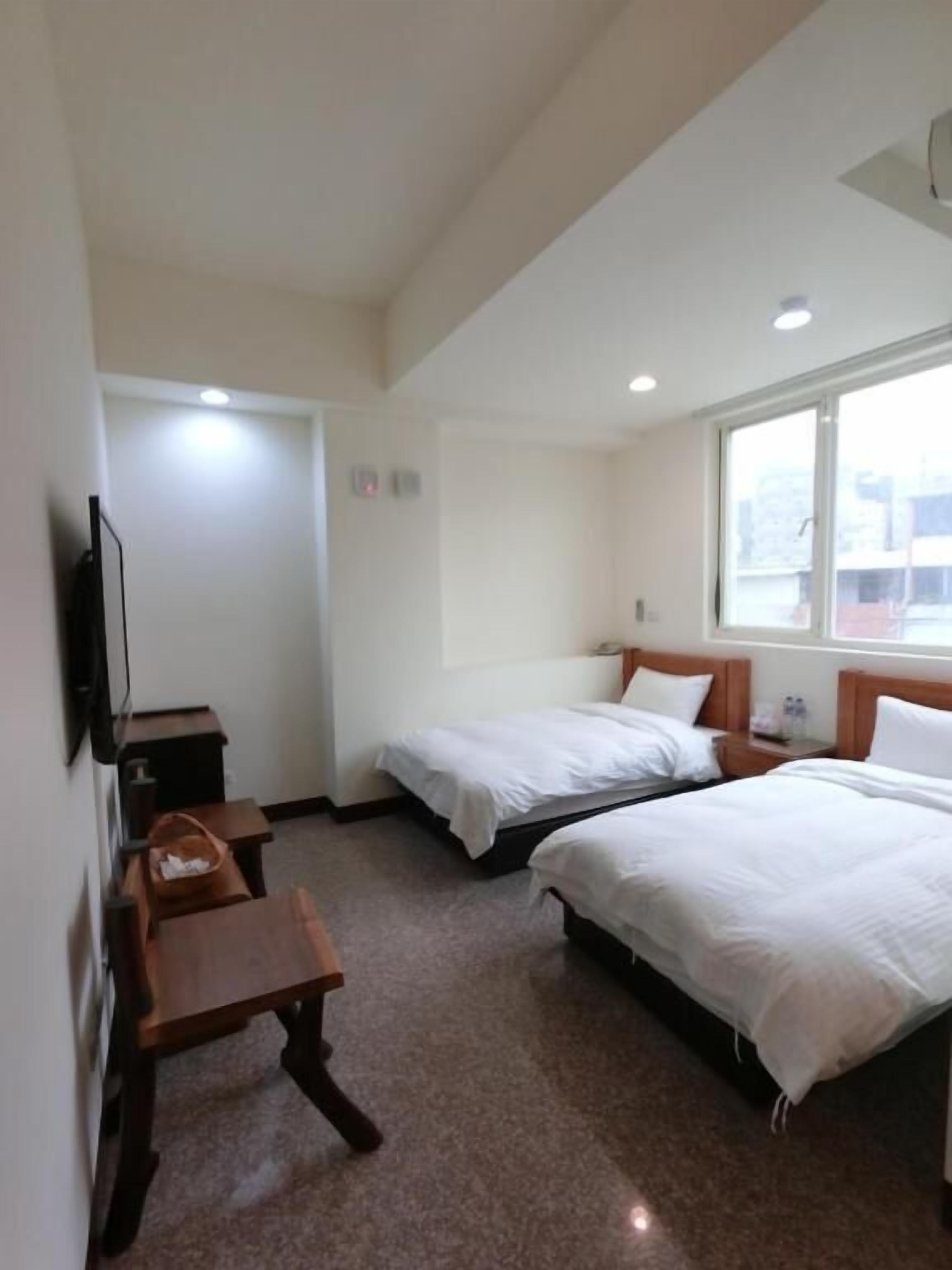 twin room | blackout curtains, free wifi, bed sheets