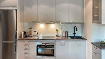 Refrigerador, microondas, lavavajillas, utensilios de cocina