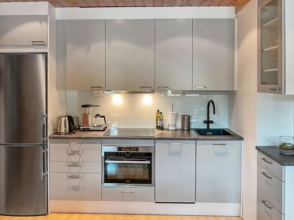 Fridge, microwave, dishwasher, cookware/dishes/utensils