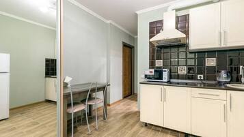 Studio | Eigene Kochnische | Kühlschrank, Mikrowelle, Herdplatte, Wasserkocher