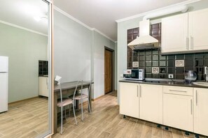 スタジオ | 専用簡易キッチン | 冷蔵庫、電子レンジ、コンロ、電気ポット