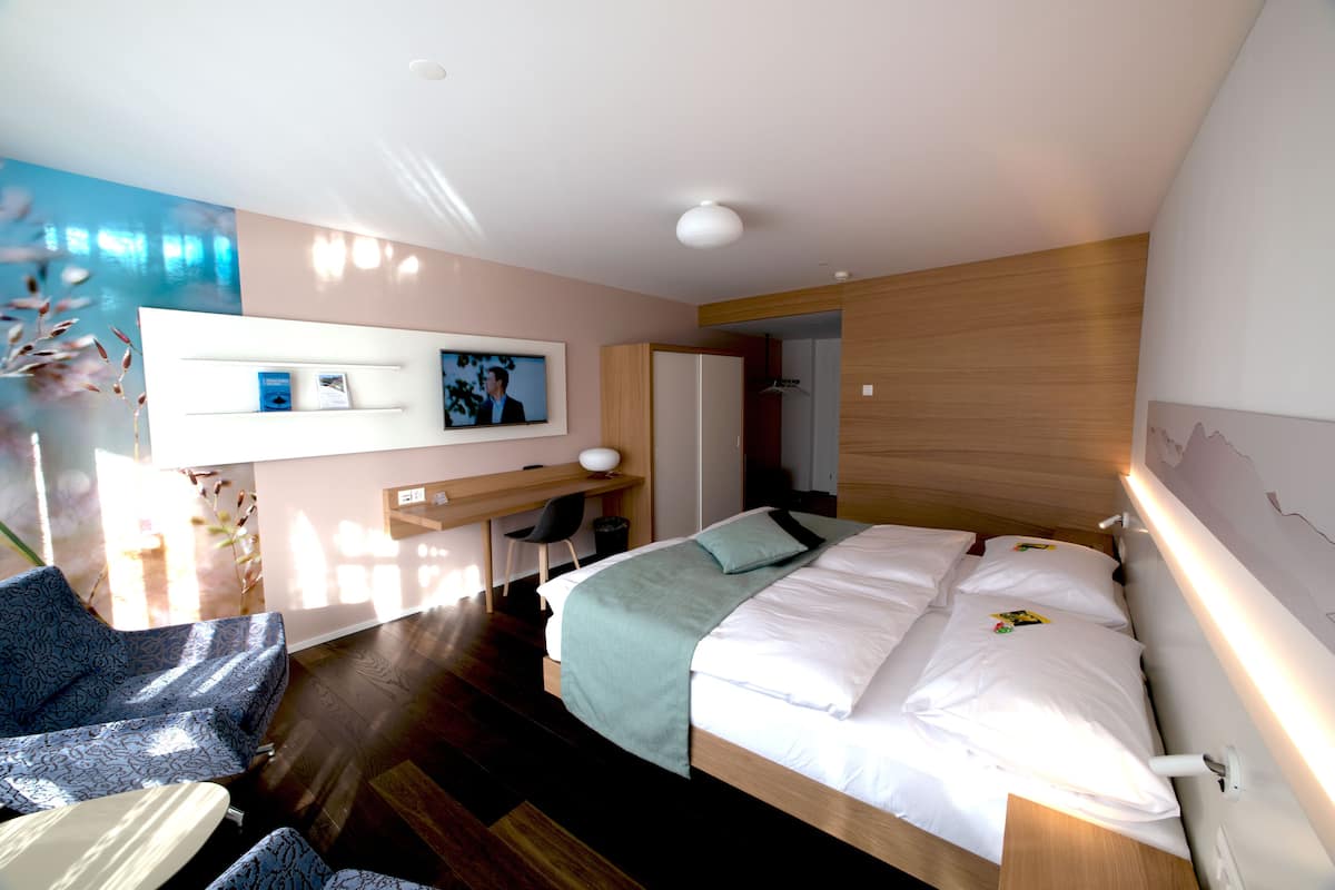 Premium tweepersoonskamer | Een bureau, gratis wifi, beddengoed
