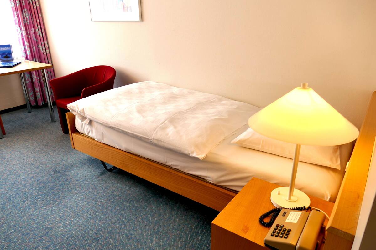 Escritorio, wifi gratis y ropa de cama