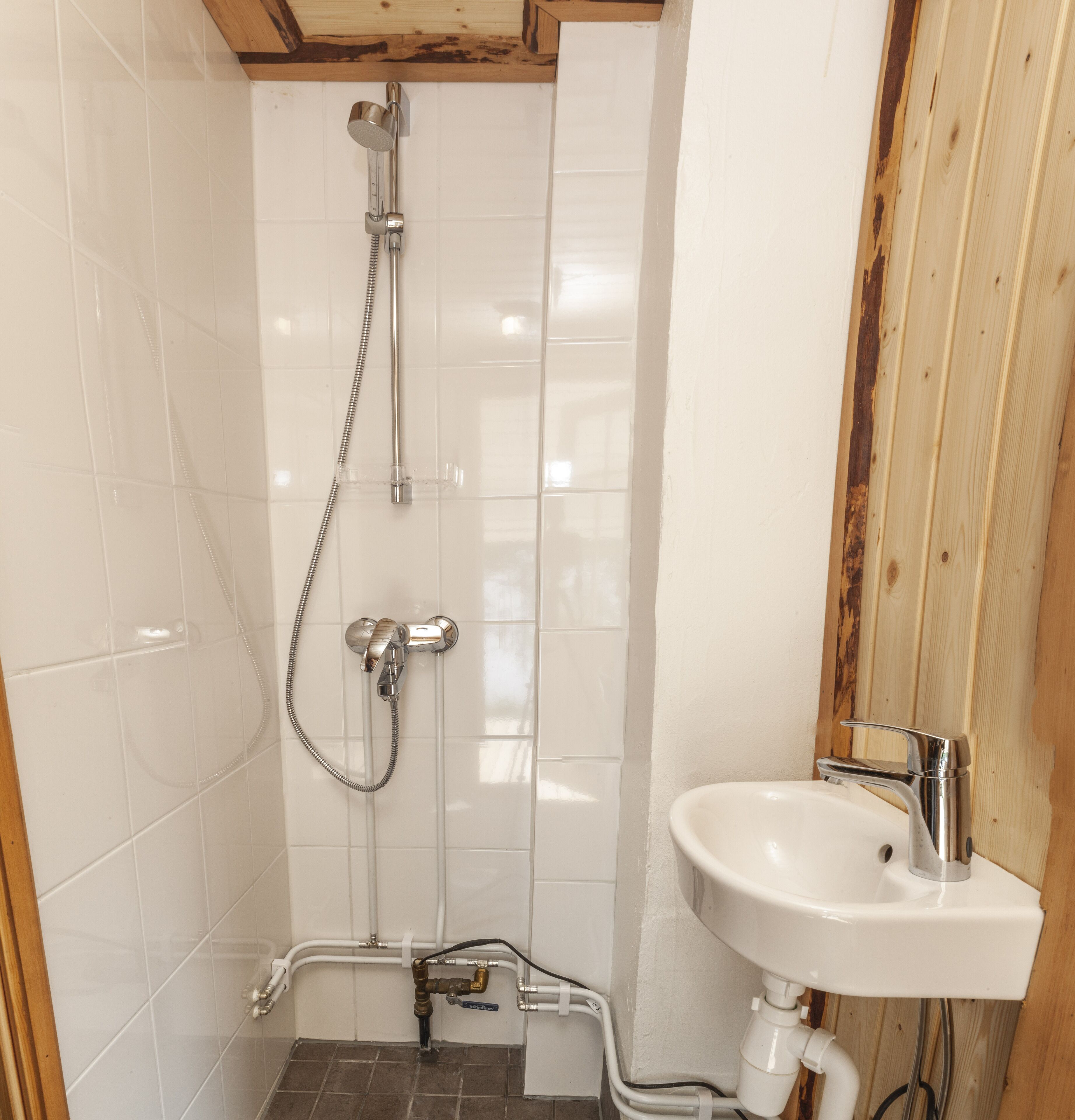 Cabin, Annex Building | Bathroom | Shower, towels, toilet paper