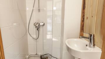 Cabin, Annex Building | Bathroom | Shower, towels, toilet paper