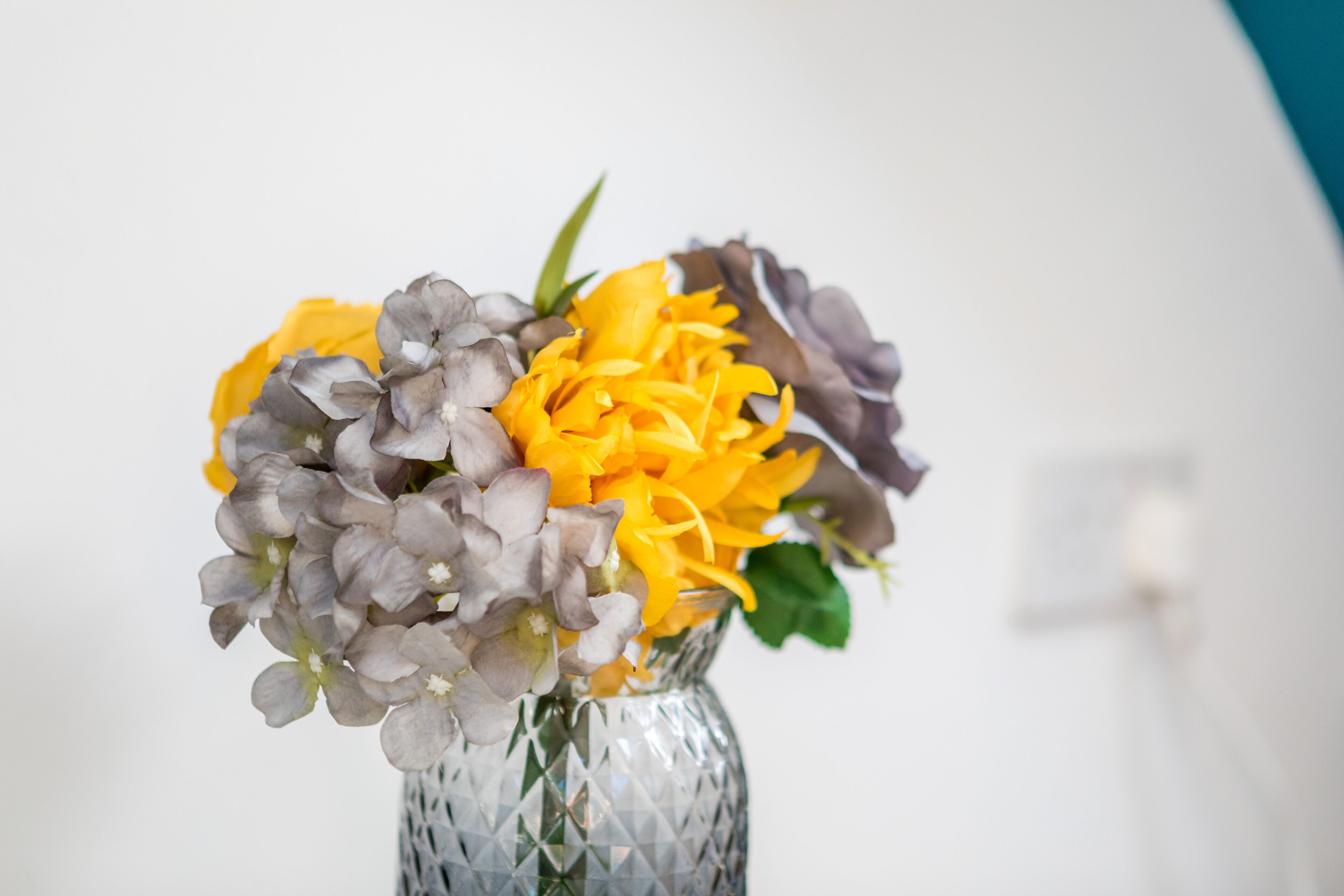 En vas med blommor.