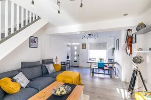 House, 3 Bedrooms (Sleeps 10) | Living area | 48-inch Smart TV with digital channels, Netflix, streaming services - The Hollywood Beautiful 3 Bedroom House (Cardiff)
