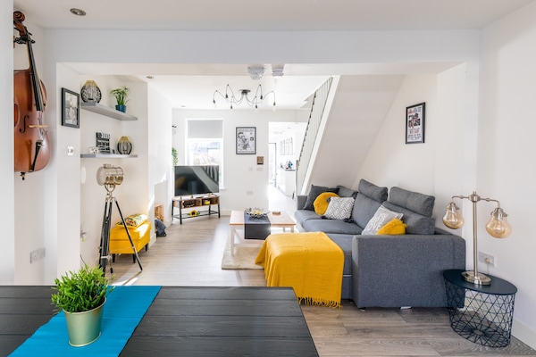 House, 3 Bedrooms (Sleeps 10) | Living area | 48-inch Smart TV with digital channels, Netflix, streaming services