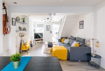 The Hollywood Beautiful 3 Bedroom House