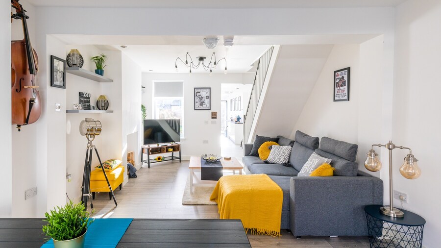 The Hollywood Beautiful 3 Bedroom House