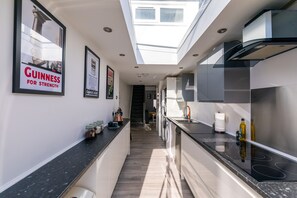 House, 3 Bedrooms (Sleeps 10) | Private kitchen | Fridge, microwave, oven, stovetop - The Hollywood Beautiful 3 Bedroom House (Cardiff)