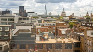 A cityscape with modern and historic buildings, including a prominent skyscraper and a dome structure. - Yotel London City (London)