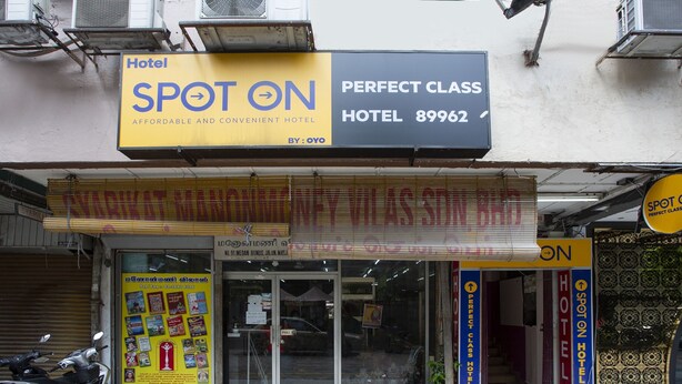 Un hôtel appelé « Spot on », avec une enseigne indiquant « Hôtel de catégorie supérieure » et un numéro de téléphone.