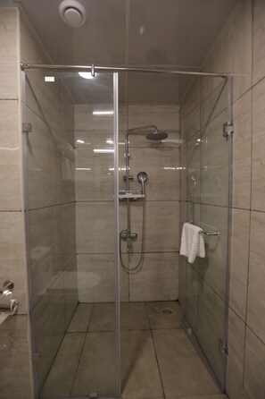 Regadera, amenidades de baño gratuitas, pantuflas, toallas 
