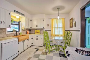 Fridge, microwave, stovetop, dishwasher - Pet-Friendly River District Gem 5 Mi to Stockyards (Fort Worth)