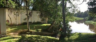 Peace and quiet on the riverfront and close to everything in Caraguá