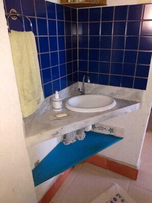 Douche, sèche-cheveux, savon, papier toilette