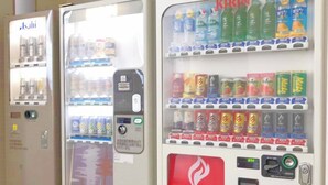 Three vending machines with various beverages and snacks. - Hotel River Inn (Nagaoka)
