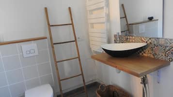 Shower, free toiletries, hair dryer, towels