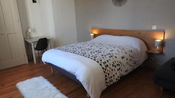 Free cots/infant beds, rollaway beds, free WiFi