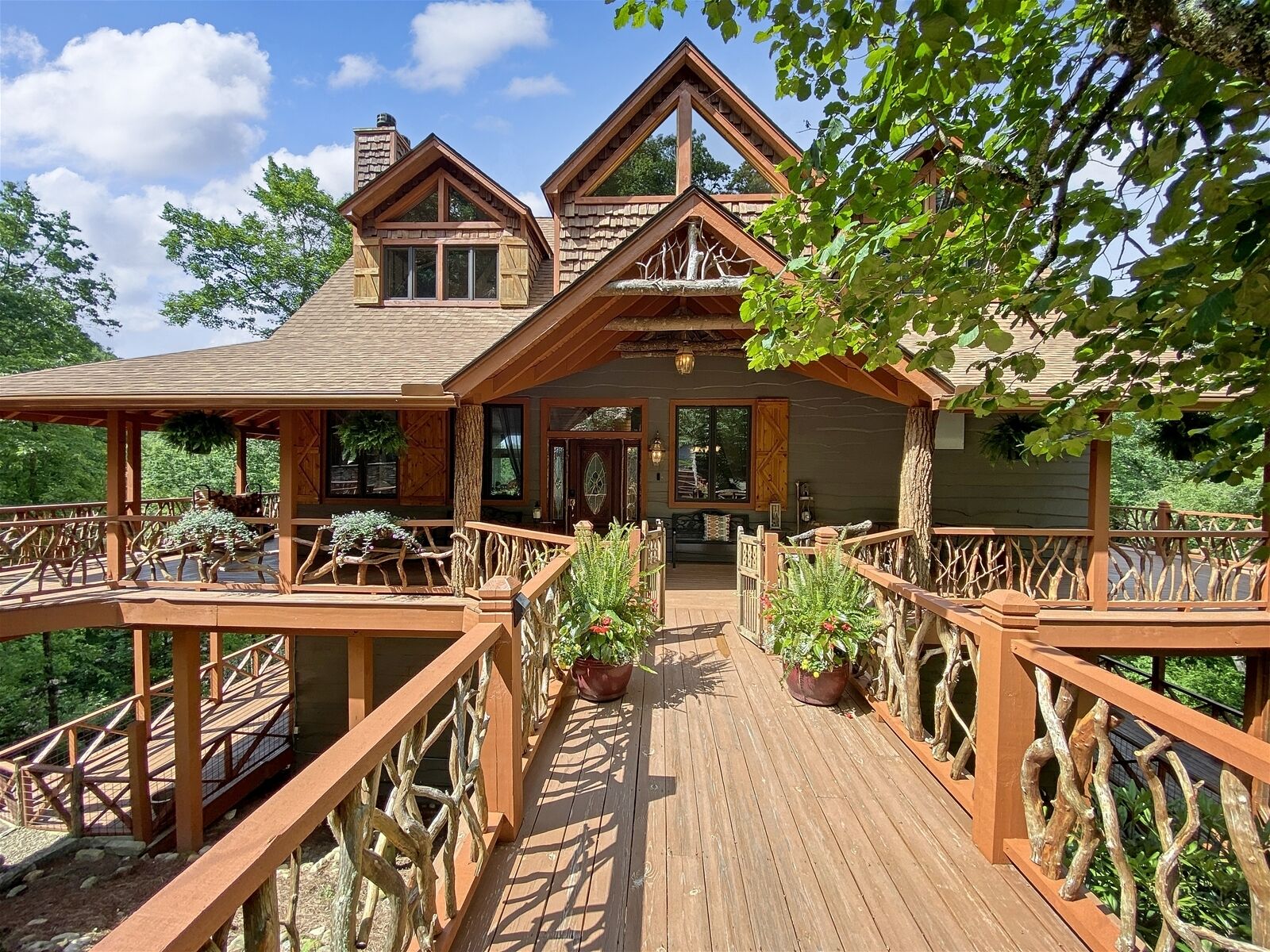 Storybook Manor | Beautiful Resort Like Setting with Guest Cottage