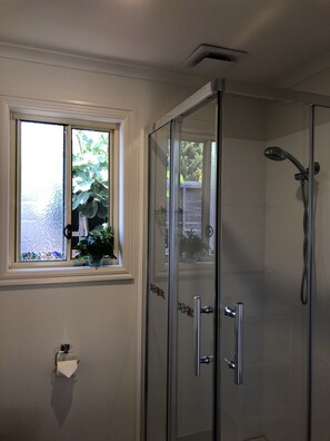 Een douche, een haardroger, handdoeken, zeep