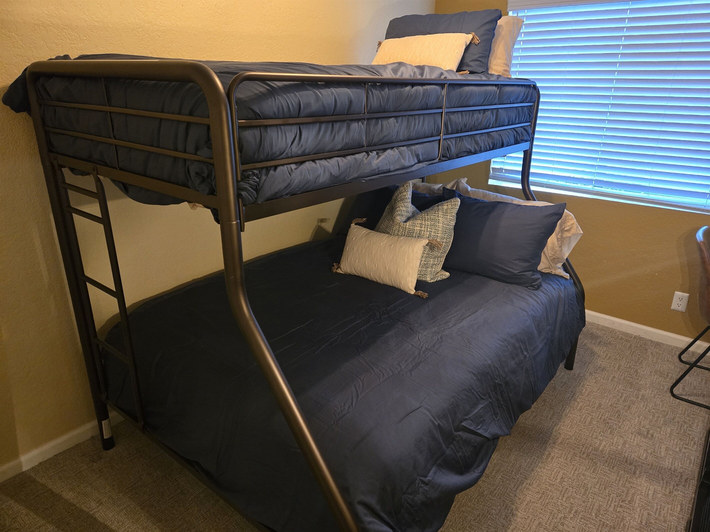 Een stapelbed met een onderbed en een slaapplein.