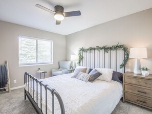 3 camere, una scrivania, ferro/asse da stiro, culla da viaggio