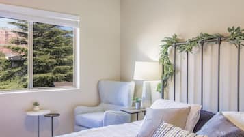 3 bedrooms, desk, iron/ironing board, travel crib