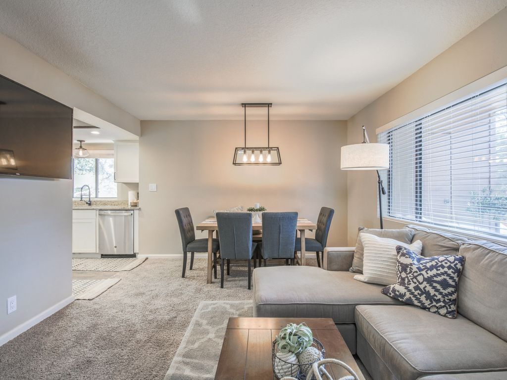 Smart-TV, Kamin, Bücher, Arbeitsbereiche