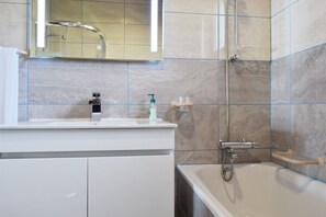 Bathtub, hair dryer, towels, soap - Casa da Piedade, a Home in Madeira (Ponta do Sol)