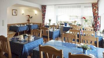 Free daily English breakfast