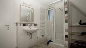 Dusche, HandtĂŒcher, Toilettenpapier