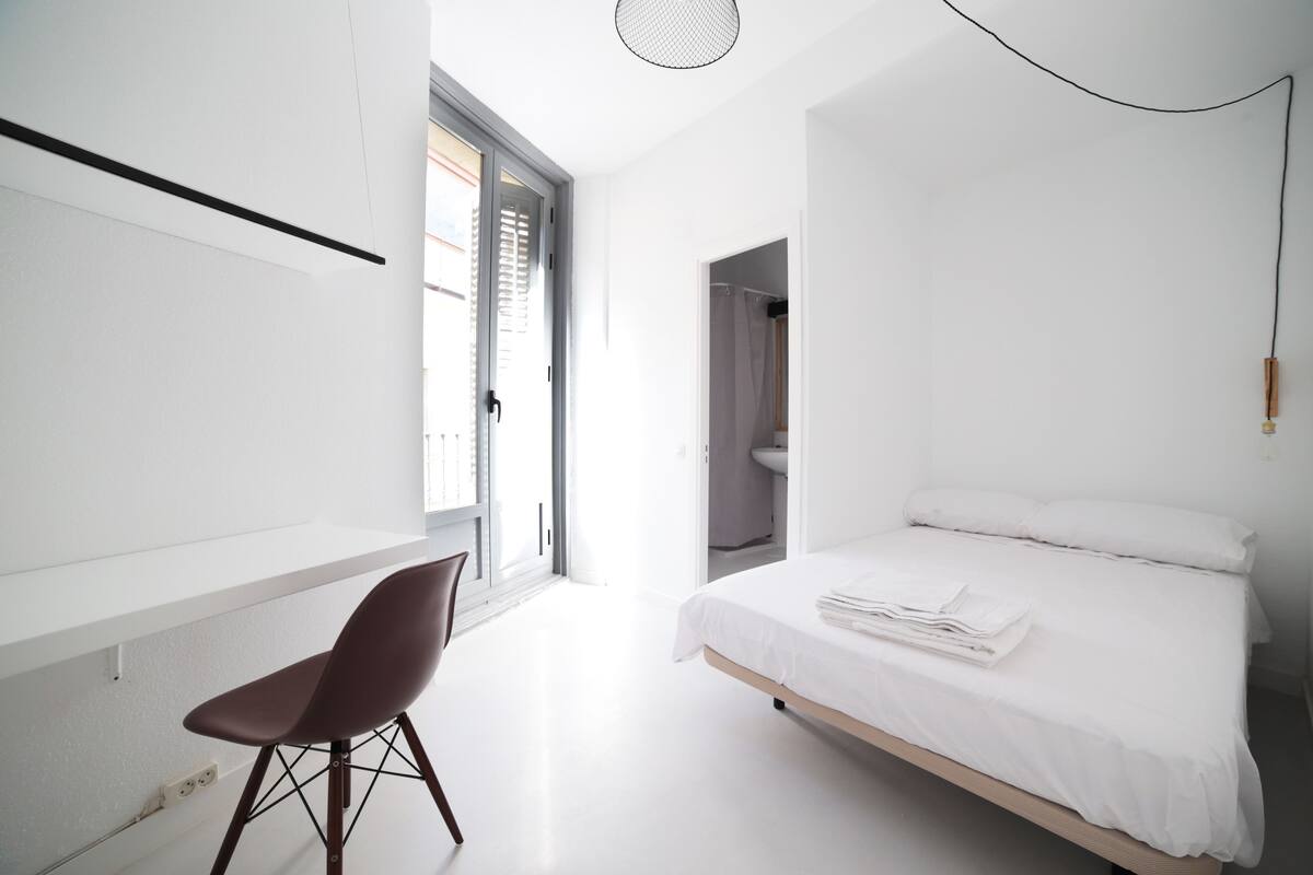 Escritorio, wifi gratis, ropa de cama