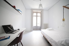 Escritorio, wifi gratis y ropa de cama 