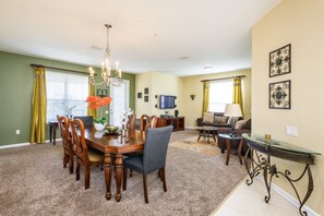 Huoneisto | Yksityinen keittiö | Astianpesukone, kahvin-/teenkeitin, talouspaperi