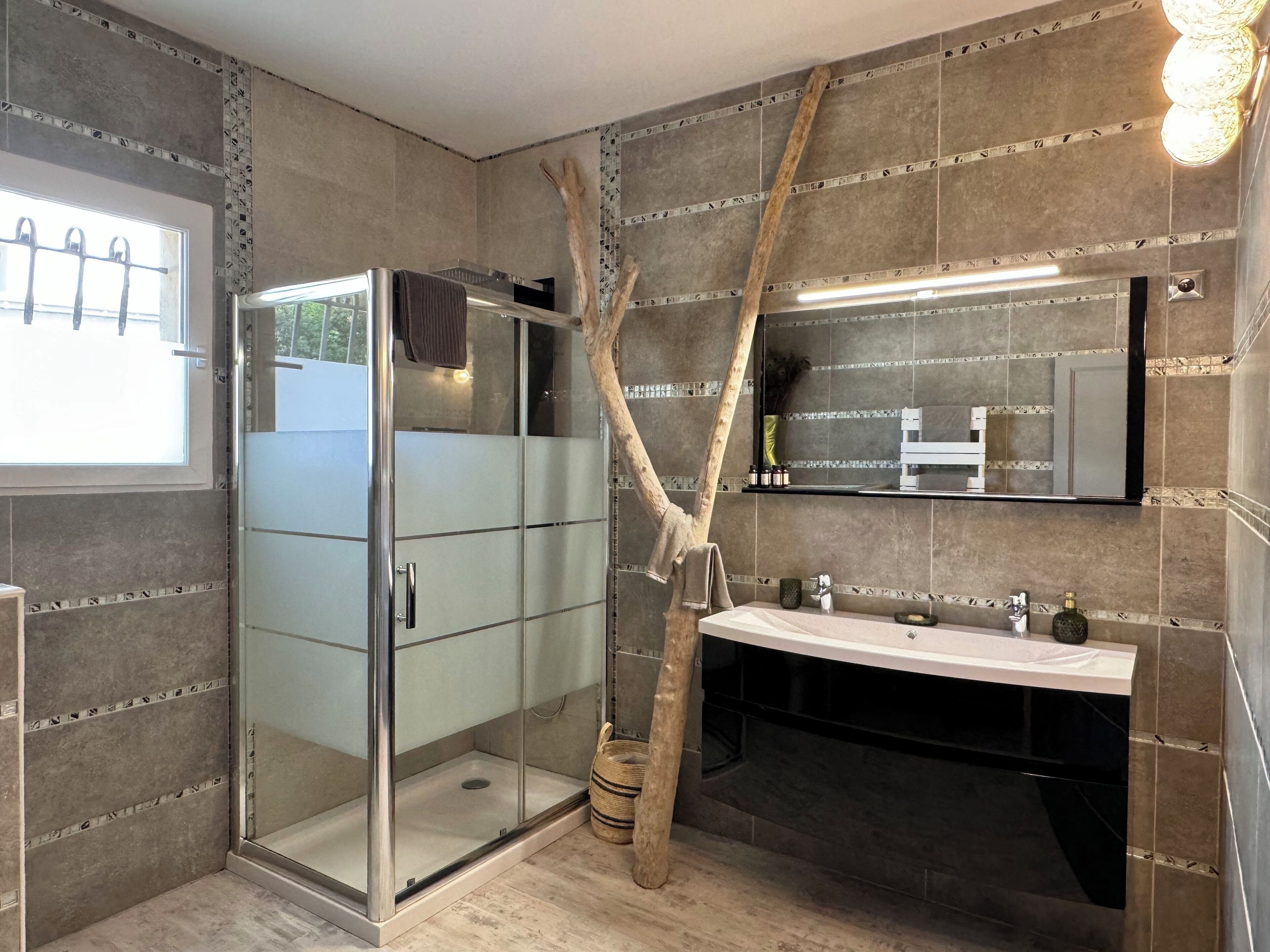Double Room (Chambre Vero) | Bathroom | Shower, rainfall showerhead, free toiletries, hair dryer