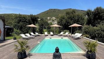 Piscine extérieure (ouverte en saison), parasols de plage