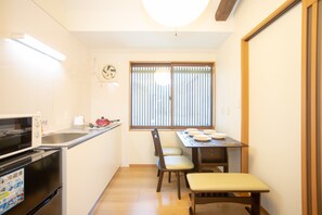 Maison (Private Vacation Home) | Cuisine privée | Mini réfrigérateur, micro-ondes, plaque de cuisson, plancha