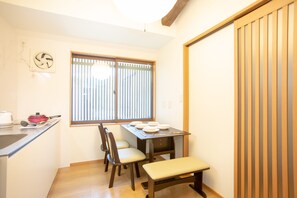 Maison (Private Vacation Home) | Restauration dans la chambre