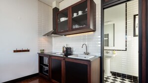 Wasserkocher mit Kaffee-/Teezubehör, Kühlschrank, Mikrowelle, Ofen
