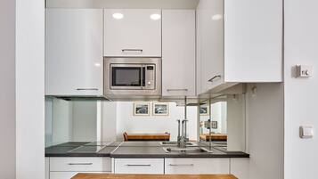 Kühlschrank, Mikrowelle, Ofen, Geschirrspüler
